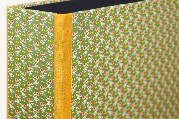 Folder olive green with small pattern dots, folder spine reinforced with sand-colored inner edges